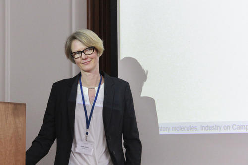 Die promovierte Veterinärmedizinerin Lydia Scharek-Tedin präsentierte ihr Forschungsprojekt und diskutierte mit dem Publikum.