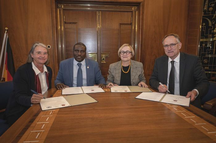 Dr. Anna Marais (Dekanin, UNAM), Prof. Kenneth Matengu (Vizekanzler, UNAM), Prof. Verena Blechinger-Talcott (Vizepräsidentin, FUB) und Prof. Marc Drillich (Prodekan für Forschung und Geschäftsführender Direktor der Nutztierklinik, FUB). (v.l.n.r.)
