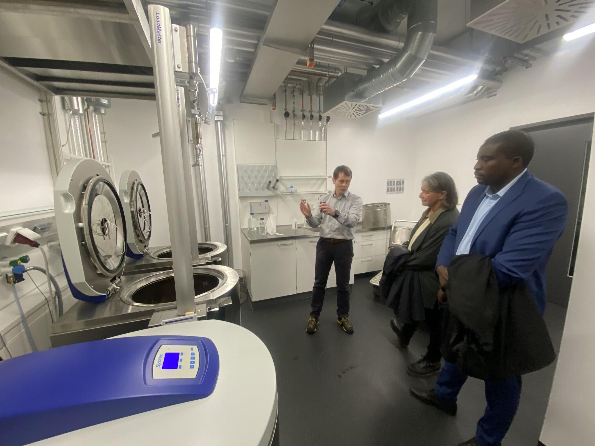 Dr. Andreas Nerlich führte durch das TZR.