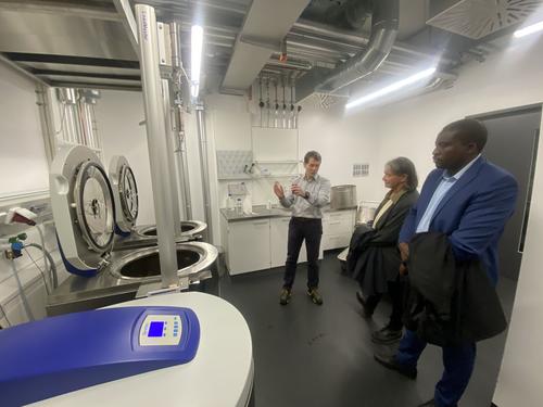 Dr. Andreas Nerlich führte durch das TZR.