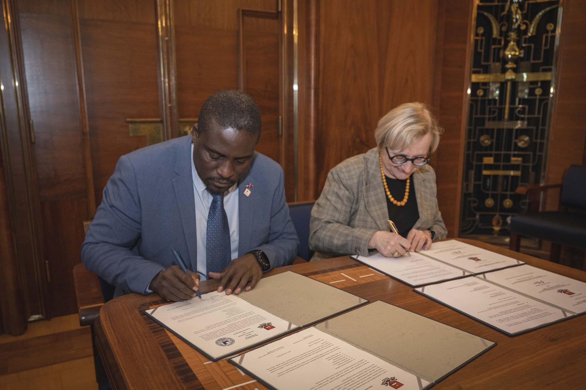 Prof. Dr. Kenneth Matengu und die Erste Vizepräsidentin der Freien Universität, Prof. Dr. Verena Blechinger-Talcott, unterzeichnen am 13.11.2025 im Goldenen Saal im Präsidium der FUB das Memorandum of Understanding.