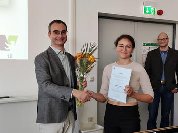 Jörg Aschenbach, Prodekan für Lehre bei der Veterinärmedizin gratuliert Carine Hadjadene. Die Preisverleihung fand im Rahmen der Erstsemestereinführung am Fachbereich statt. Rechts im Bild: Erasmus-Koordinator Salah Amasheh.