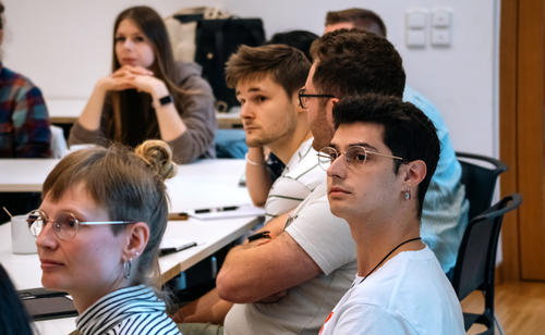 Gespannte Zuhörer bei der Einführungsveranstaltung