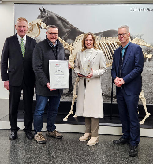 Manfred Baldschus, Prof. Uwe Rösler und Prof. Günter M. Ziegler überreichen Prof. Sonja Bröer ihren Preis