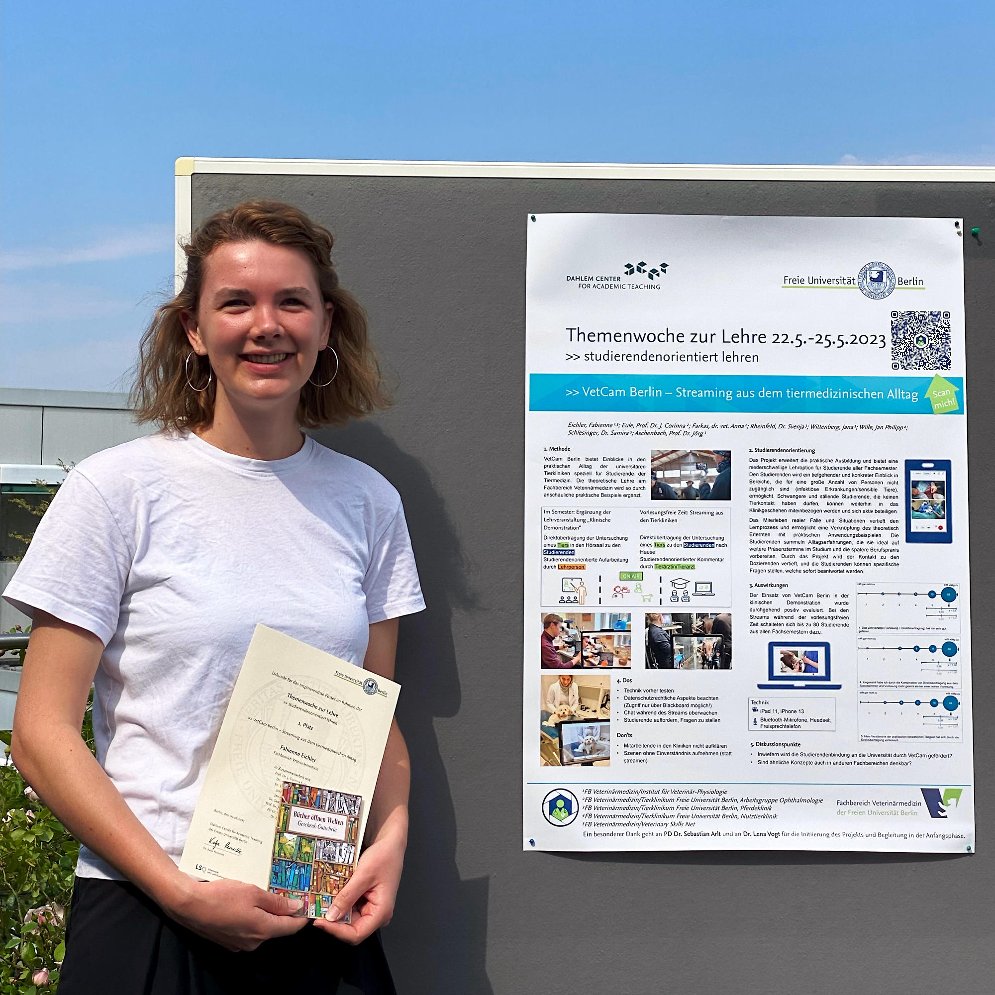 Fabienne Eichler mit ihrer Urkunde für das inspirierendste Poster