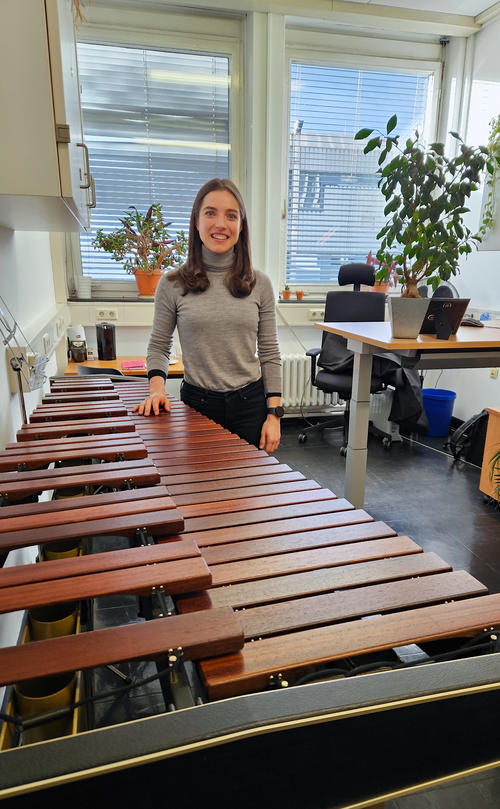 Christina Herre ist sportlich und musikalisch. In ihrem Büro spielt Christina Herre manchmal abends auf ihrem Marimbaphon.