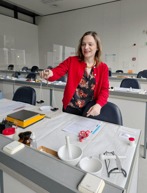 Prof. Dr. Sonja Bröer in dem für die Prüfung zum Galenischen Praktikum vorbereiteten Raum