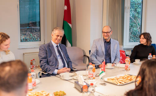 Der jordanische Botschafter (Mitte) lud die Studierenden und Betreuenden des Studierendenaustauschs zum Gespräch ein. Neben dem Botschafter: Prof. Salah Amasheh und Dr. Linda Drößler